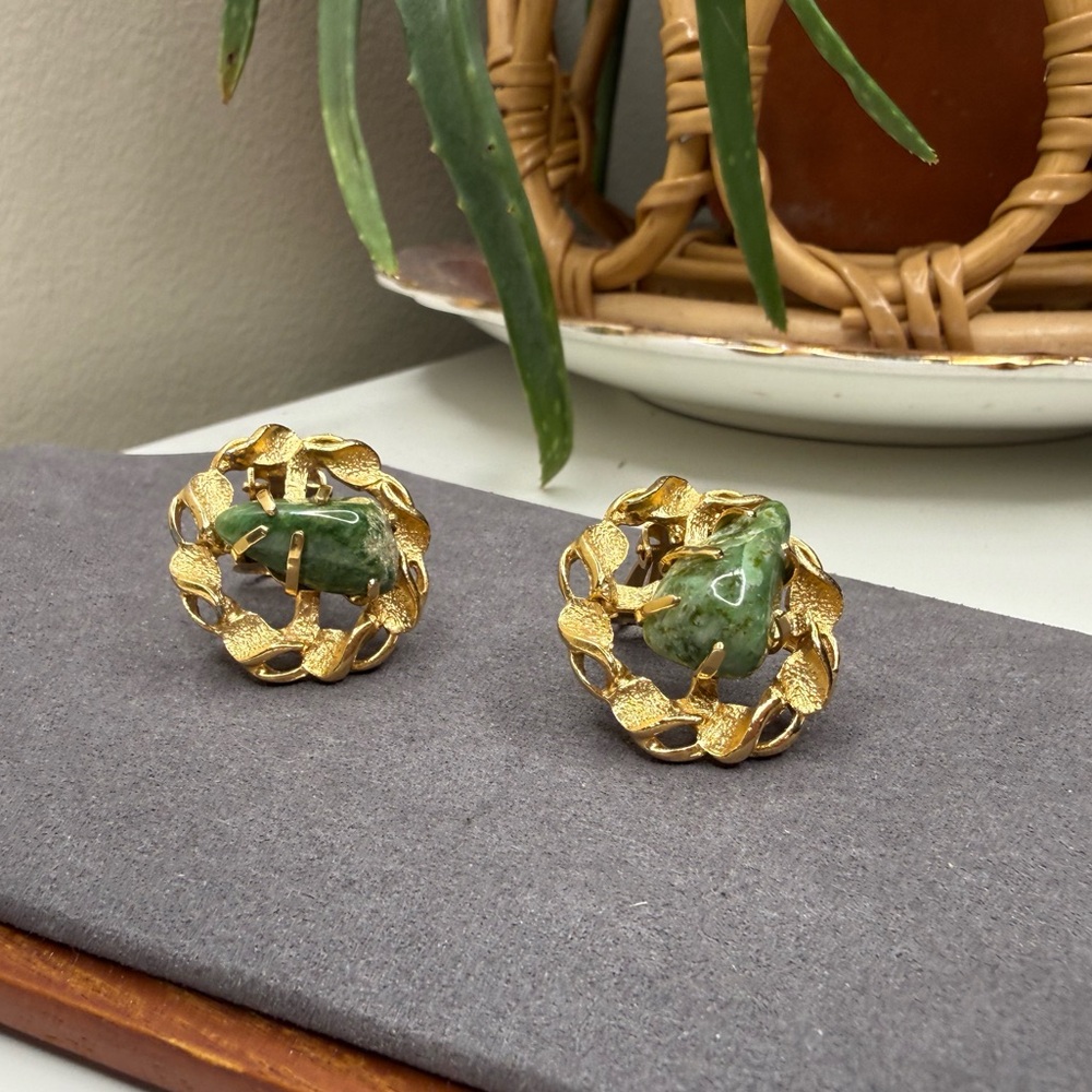 Vintage 60s 70s Gold Tone Green Stone Clip Earrings | Mid Century Brutalist Boho - Picture 4 of 9